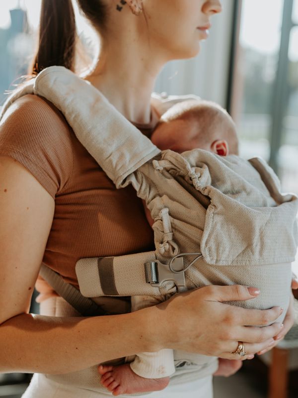 mama porteando a su reci&eacute;n nacido con la mochila Quokkababy E Carrier con dise&ntilde;o ergon&oacute;mico, evolutivo y suave tejido de fular